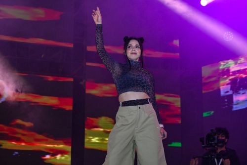 A person holding a microphone and shooting fireworks

AI-generated content may be incorrect.